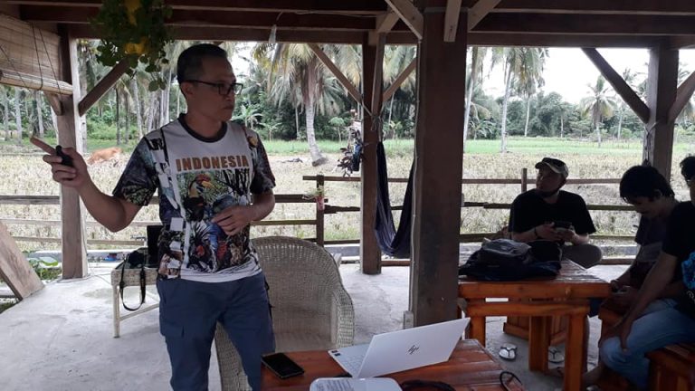 Praktik Mengenali Burung